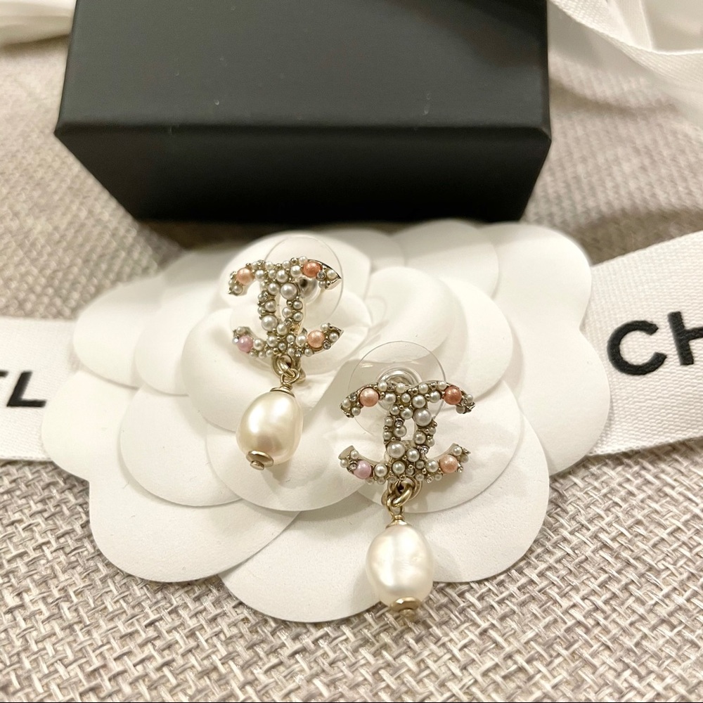 ❌SOLD❌Chanel 20K Priestess Pink Pearl CC Earrings